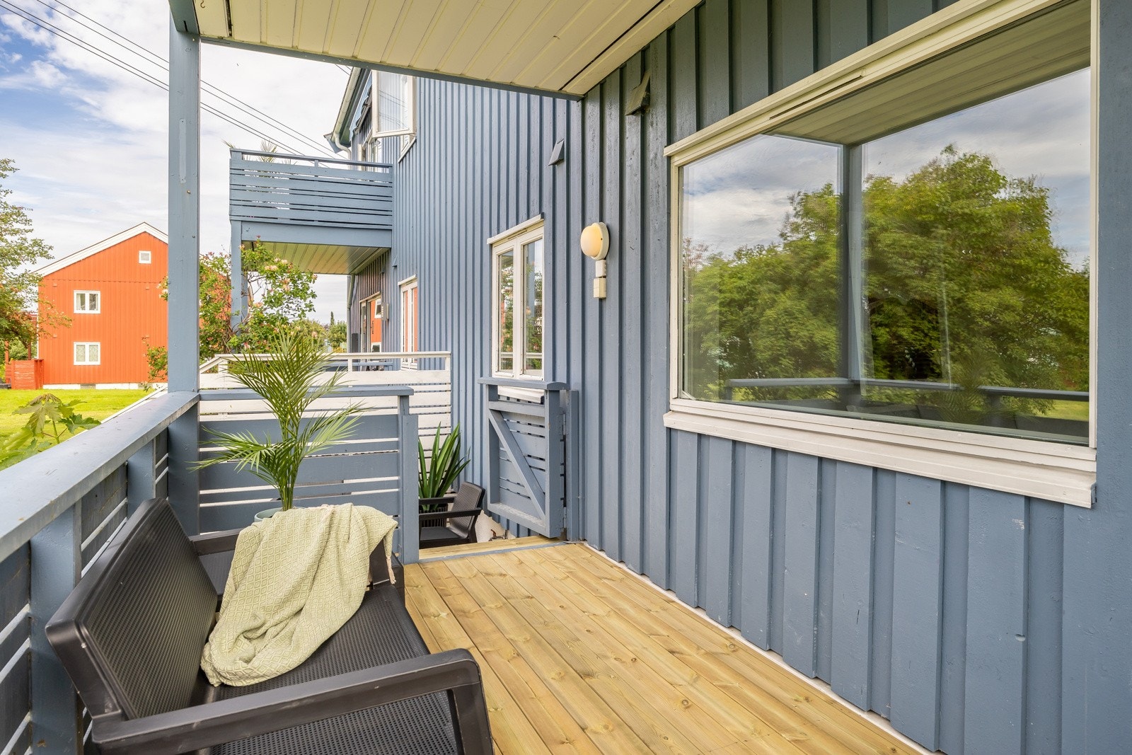Fra verandaen har man direkte nedgang til privat terrasse og felles hage. Galleribilde