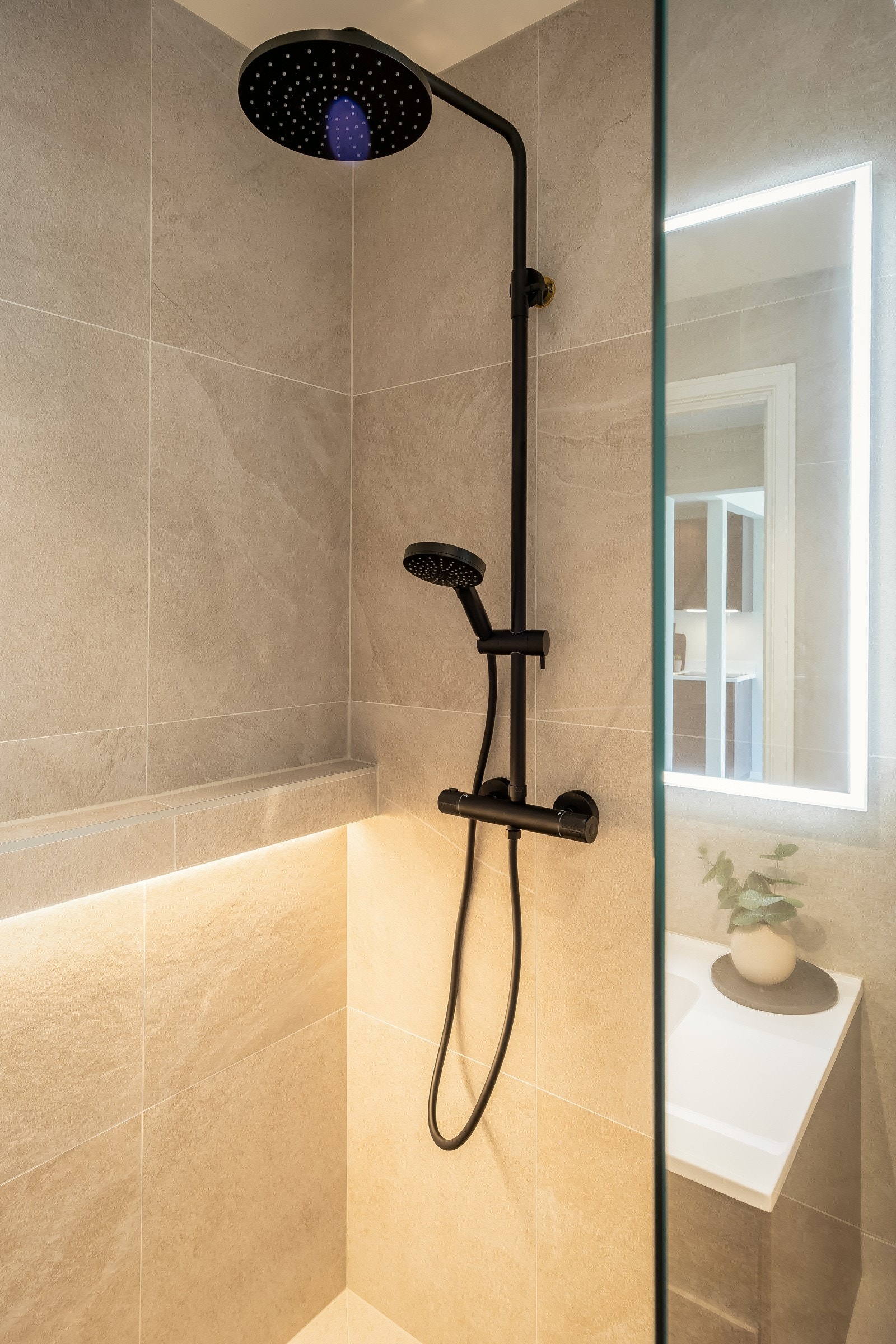 Badet er helt nytt og ubrukt, TG 0 ifølge takstmann. Flott detalj med lyslist i dusjsonen. Galleribilde