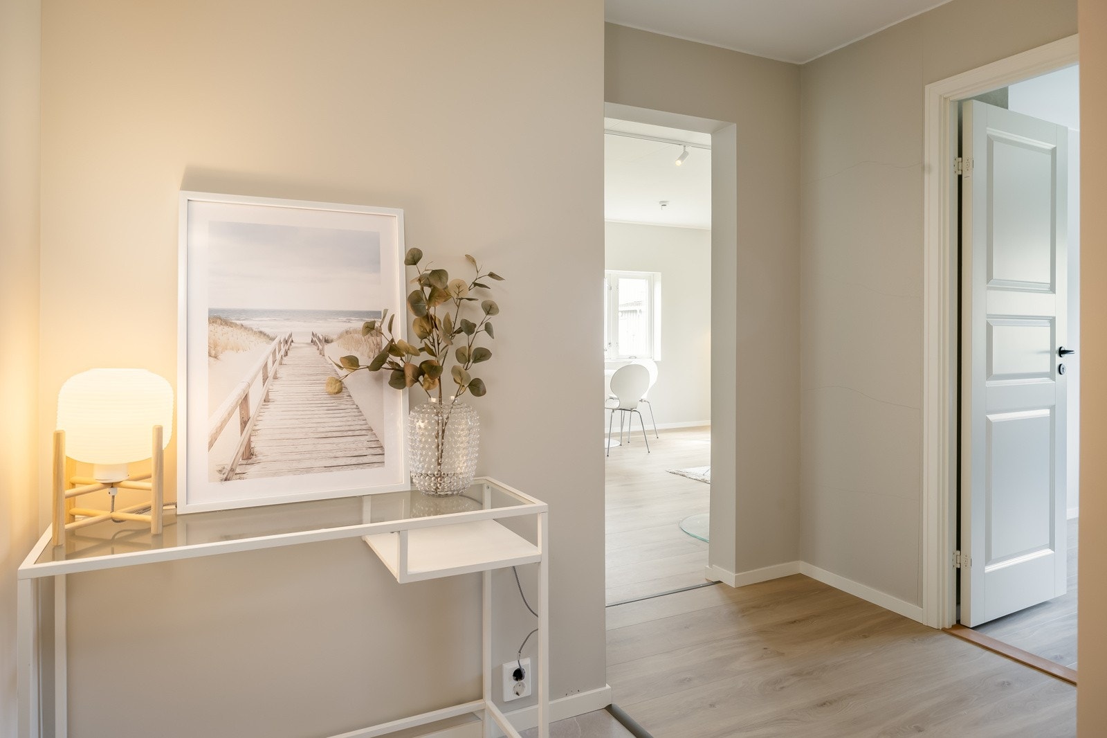 Man kommer inn i en entré/gang på hele 6 kvm, som gir muligheter for oppbevaring av yttertøy og sko. Man blir møtt med fliselagt gulv med varmekabler, samt behagelige downlights i tak. Galleribilde