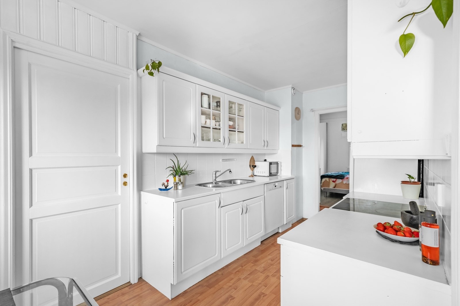 Kjøkkeninnredning med profilerte folierte fronter. Galleribilde