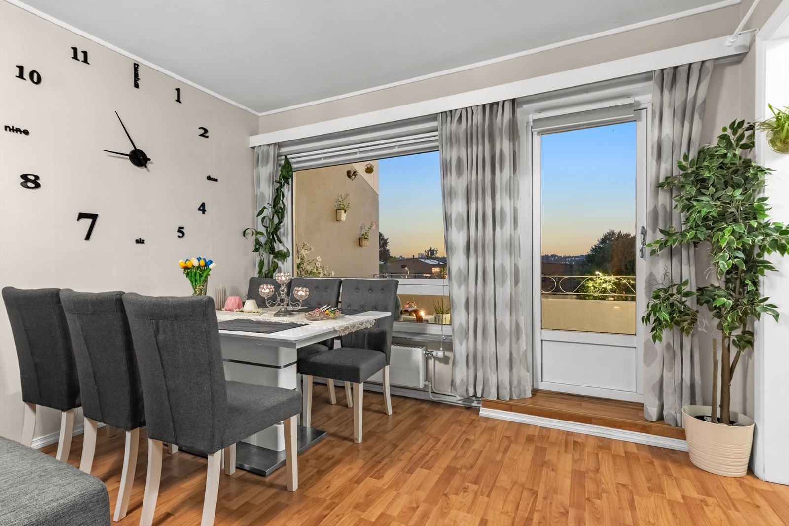 Stuen er en sosial samlingsplass for familie og venner og har en romslig utforming med plass til sofaløsning, spisebord og annet møblement. Galleribilde