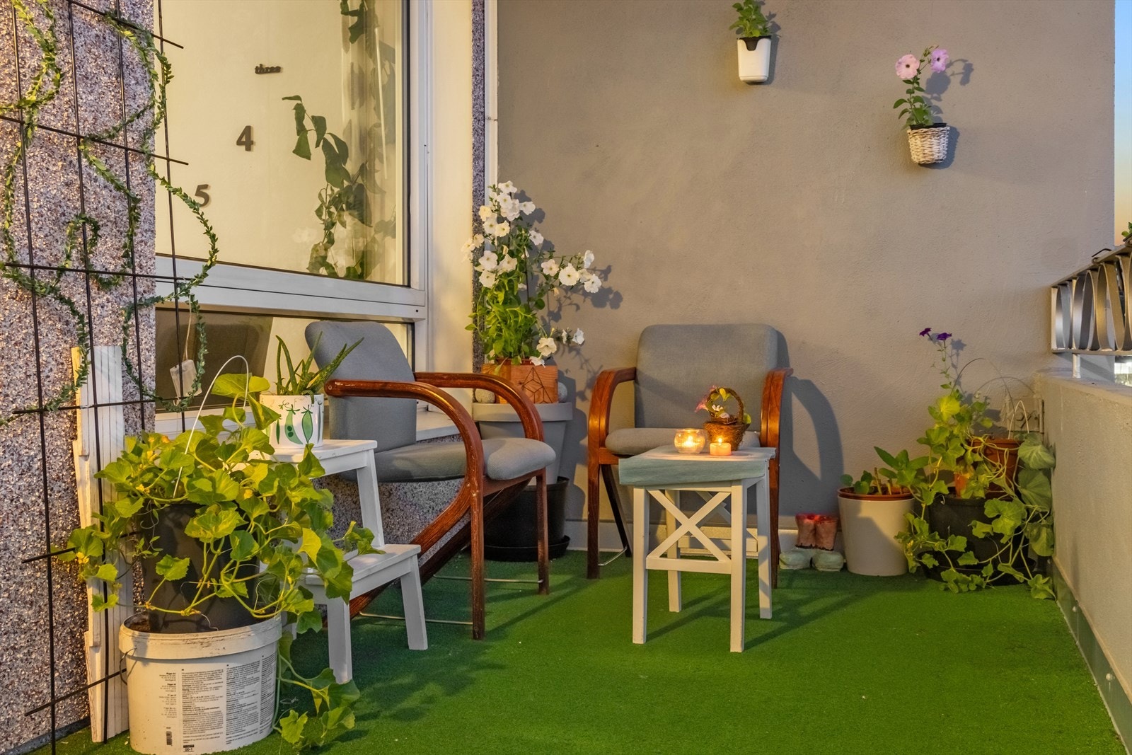 Den store balkongen gjør det enkelt å møblere. Galleribilde