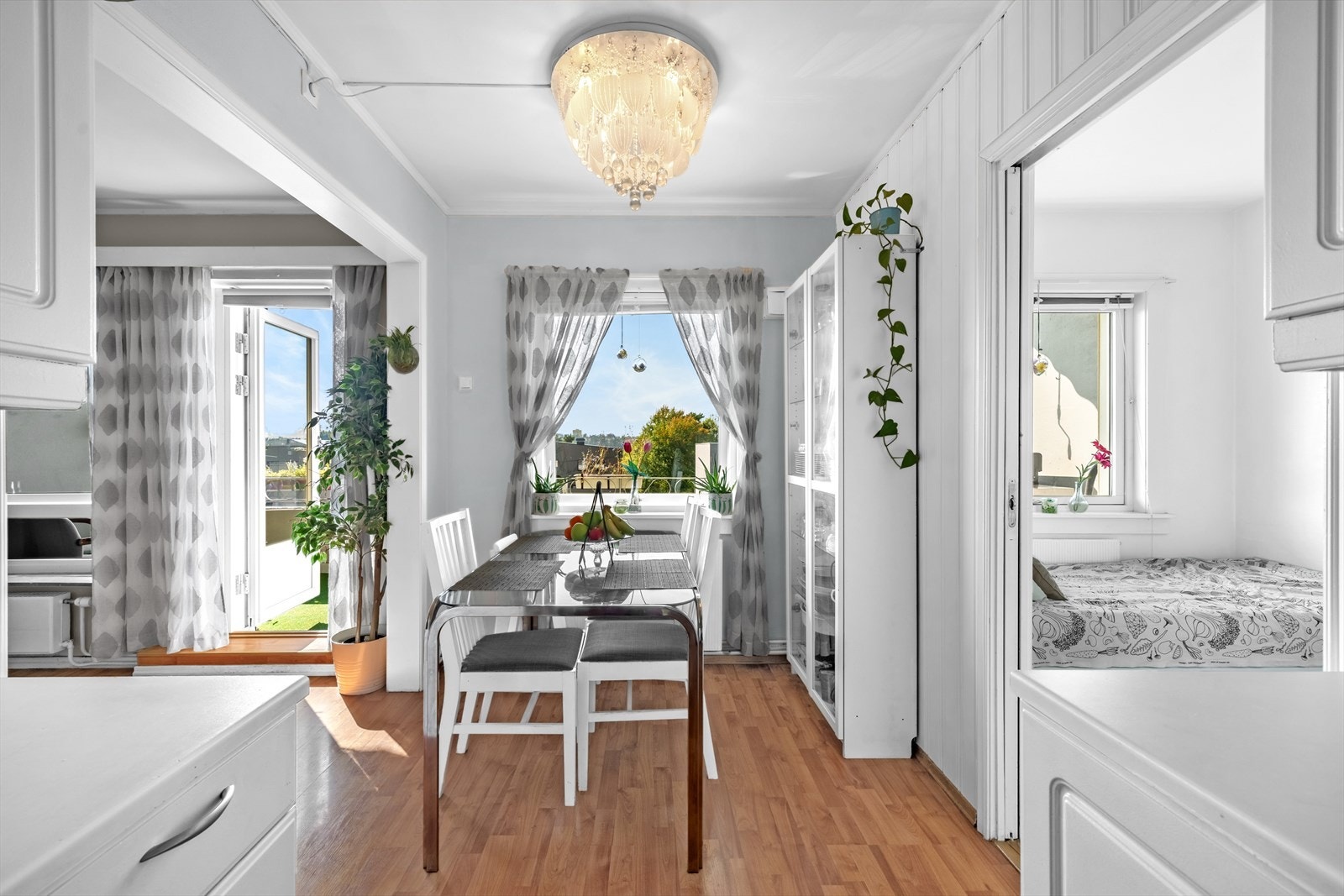 På kjøkkenet er det også god plass til et spisebord med hyggelig utsikt. Galleribilde
