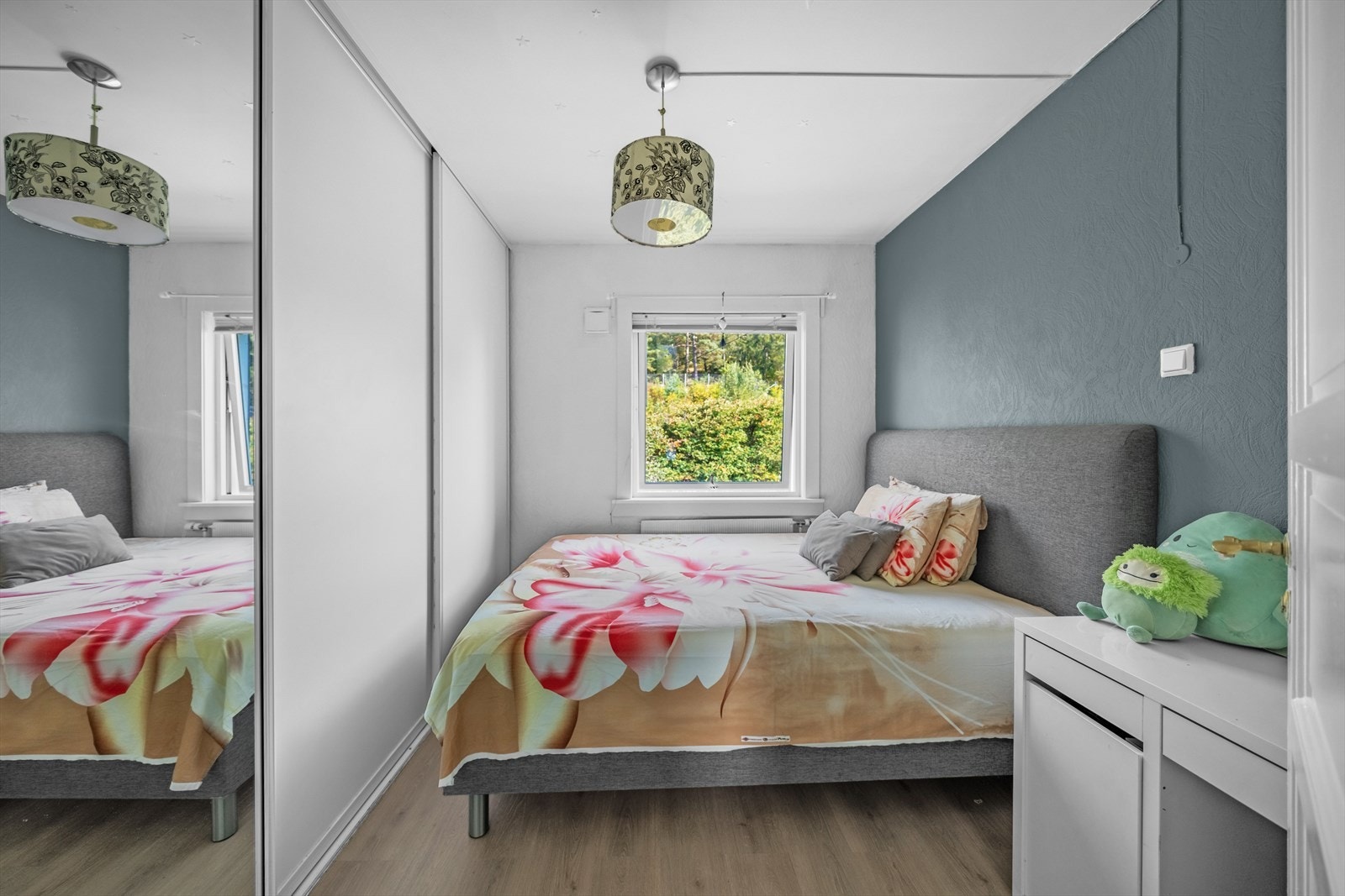 Soverom II har god plass til dobbeltseng med tilhørende møblement, samt stor skyvedørsgarderobe. Galleribilde