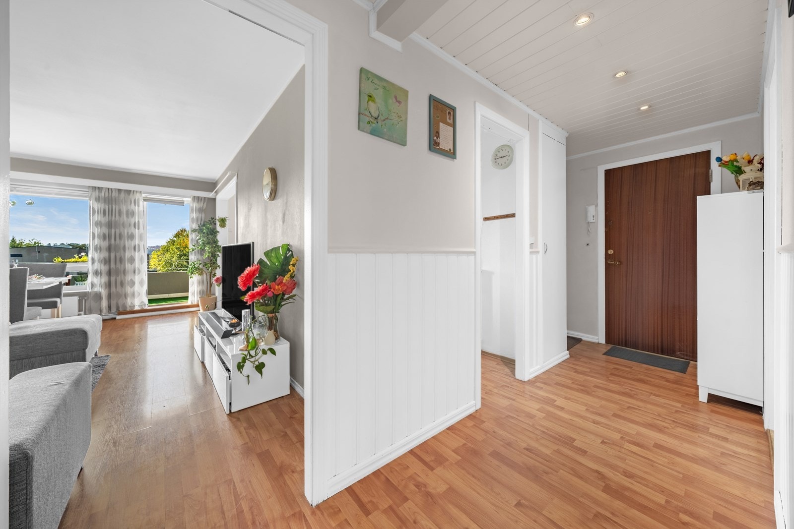 Velkommen inn! Leiligheten har en romslig entré med plass til å henge av seg ytterklær og sette fra seg sko. Galleribilde