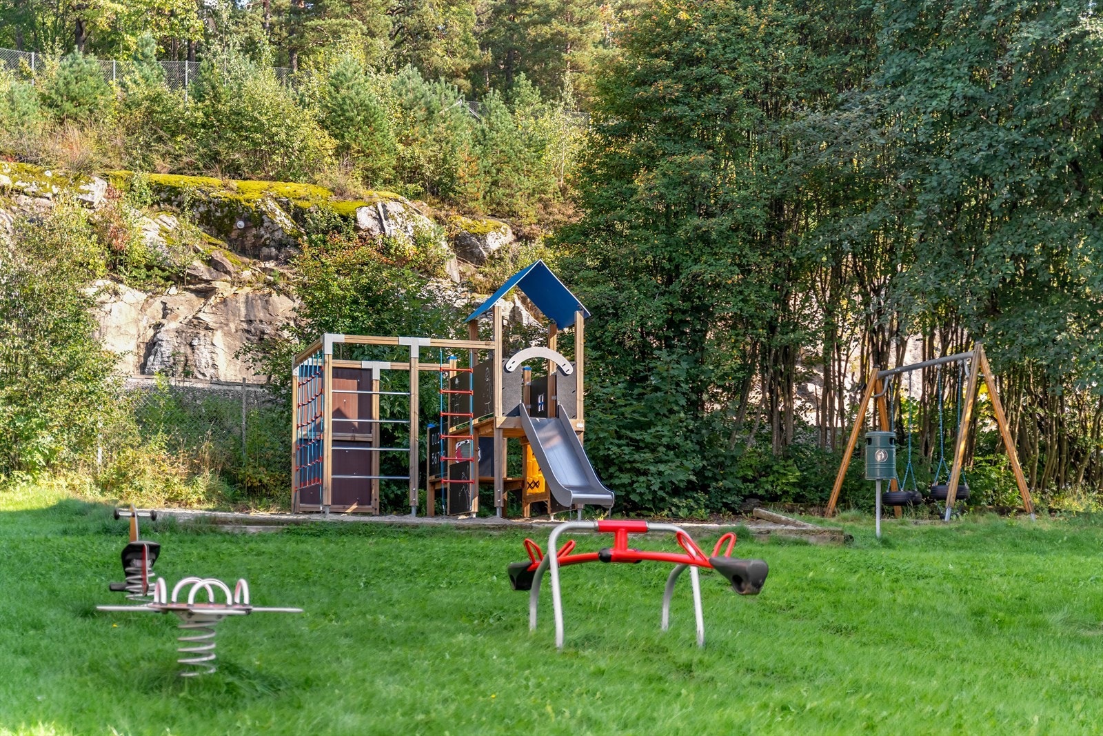 Fine lekeplasser. Her finner man hyggelige benker hvor en kan sitte lunt, usjenert og nyte fine dager og solnedganger. Galleribilde