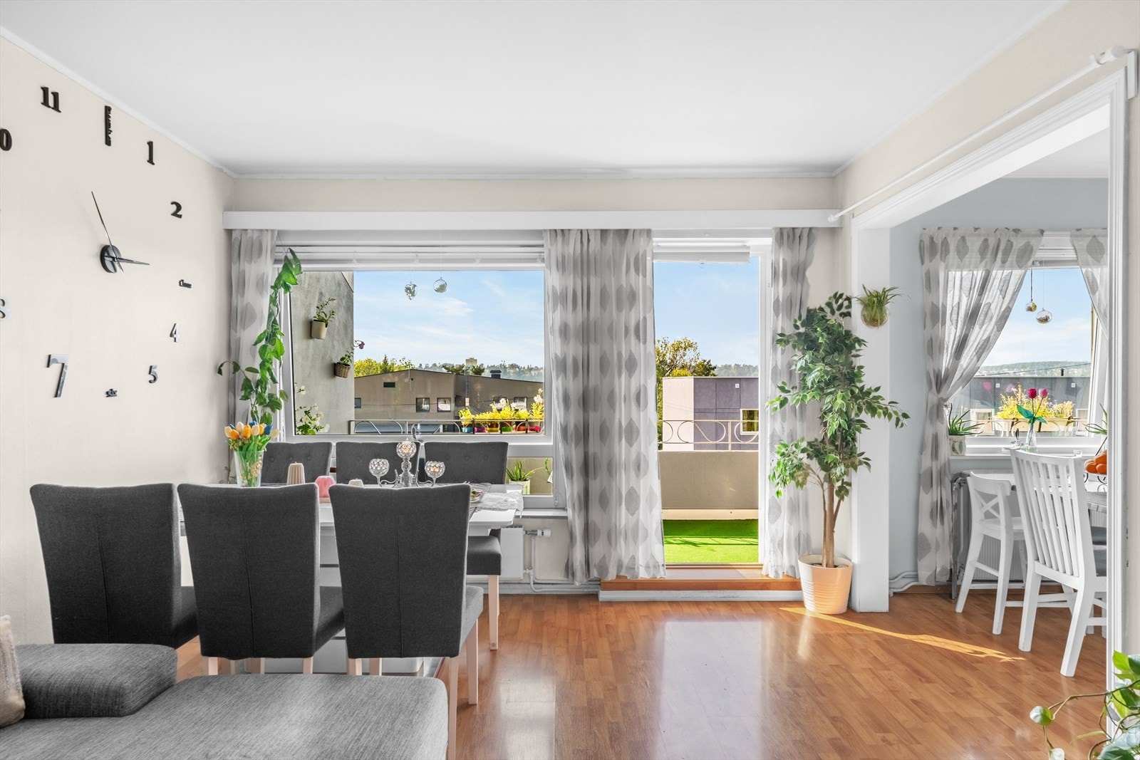 Stuen er en sosial samlingsplass for familie og venner og har en romslig utforming med plass til sofaløsning, spisebord og annet møblement. Galleribilde