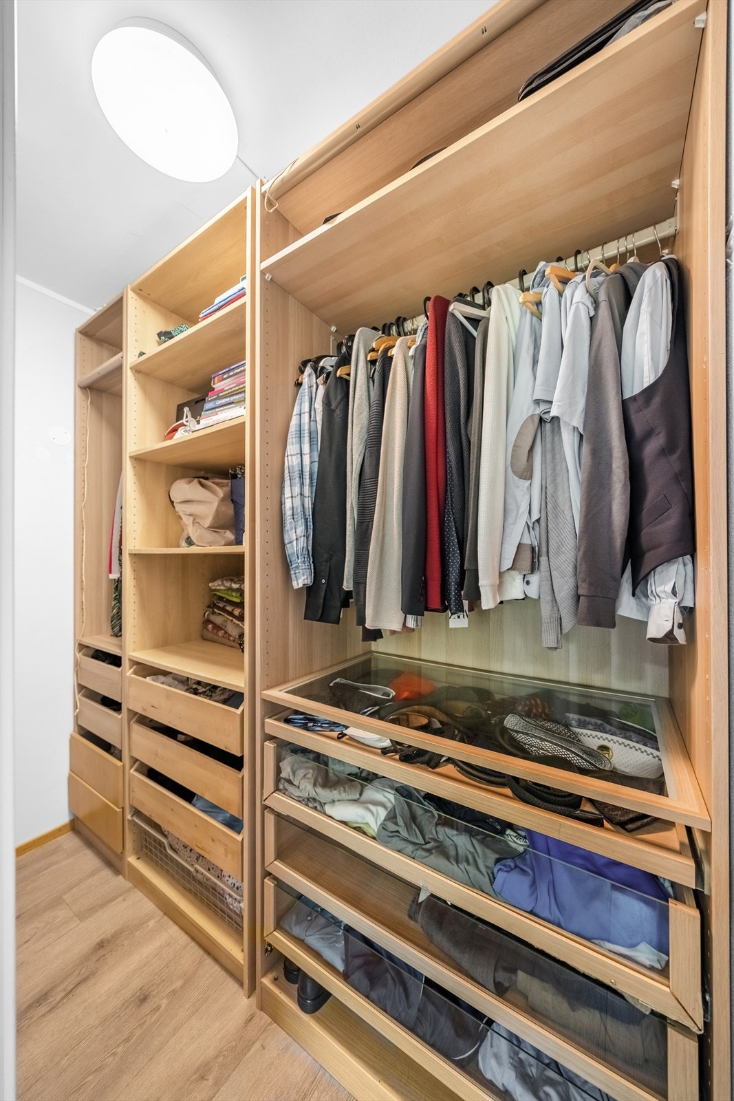 God plass til oppbevaring i walk-in garderobe. Galleribilde