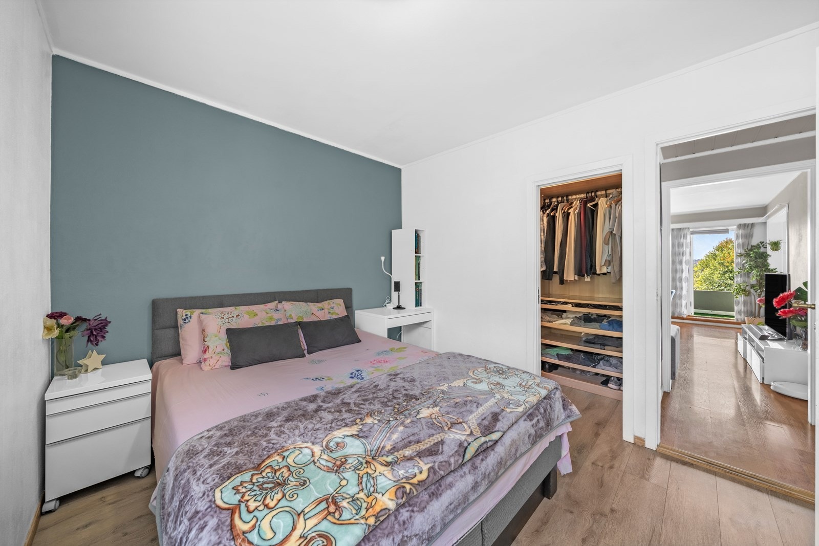 Leiligheten har i dag 3 gode soverom. Hovedsoverommet har praktisk walk-in garderobe. Galleribilde