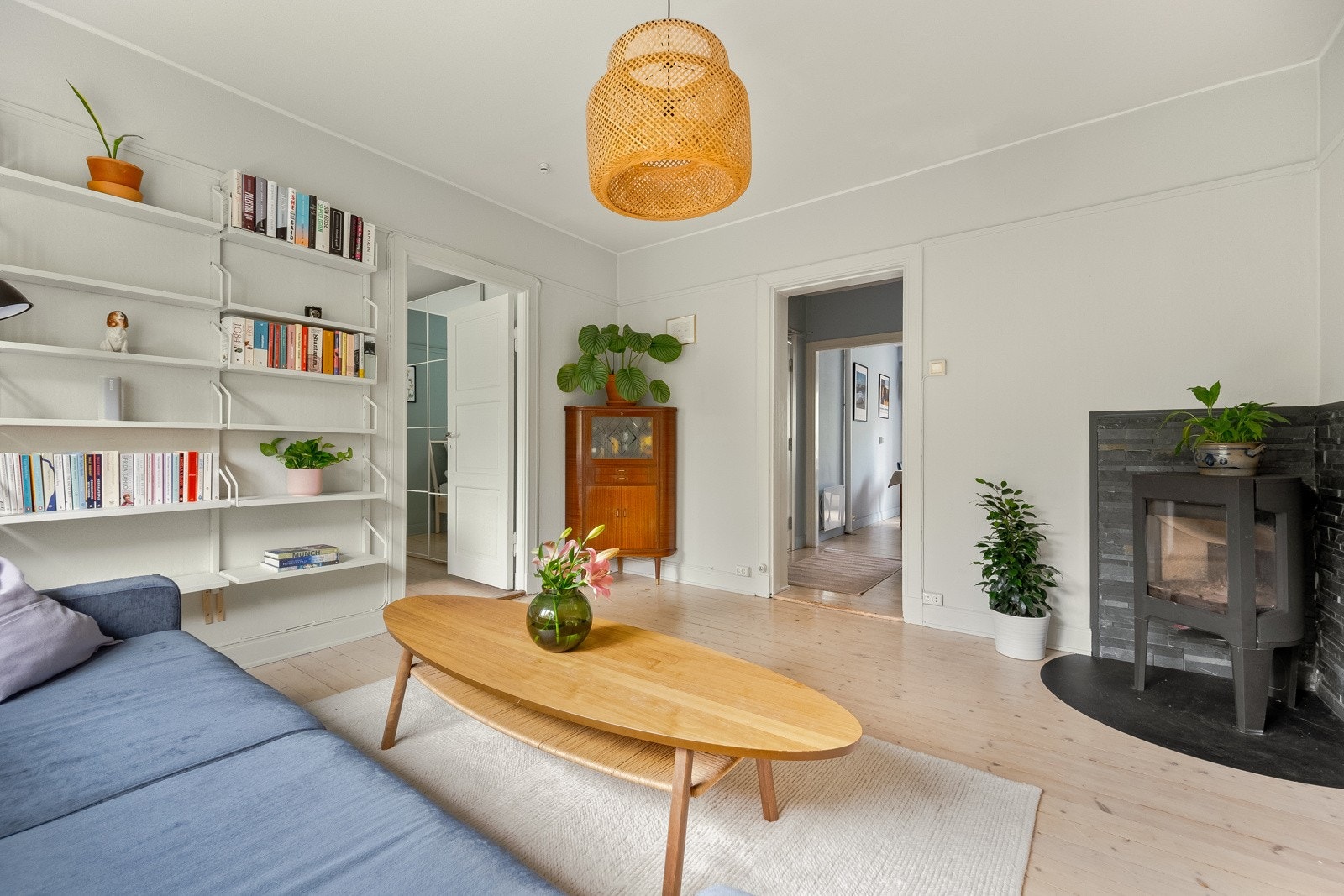 Ettersom leiligheten er i byggets toppetasje, altså 5. etasje, får du gode lysforhold inn i leiligheten. Galleribilde