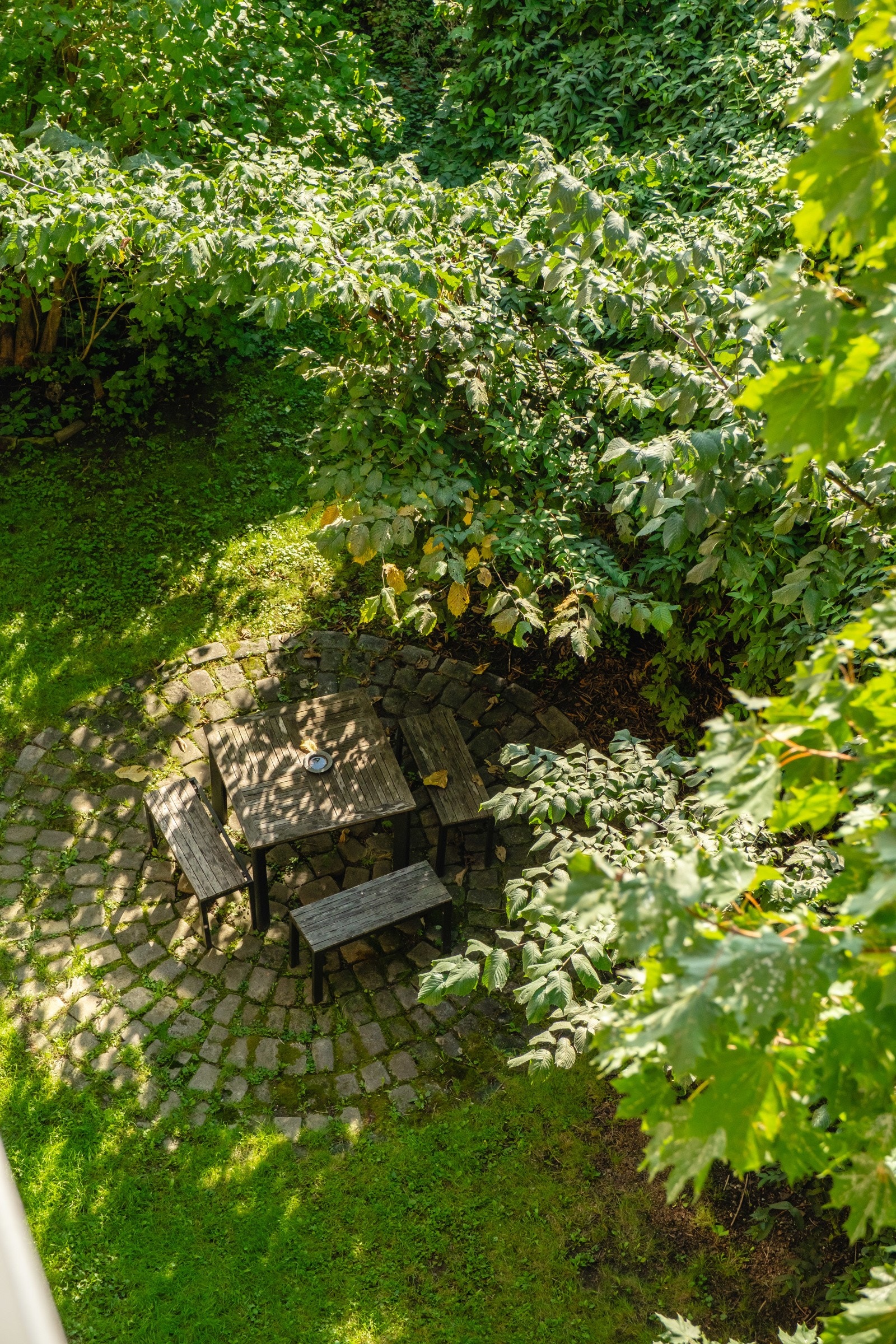 Hvis du titter ned fra balkongen ser du sameiets hyggelige bakgård. Galleribilde
