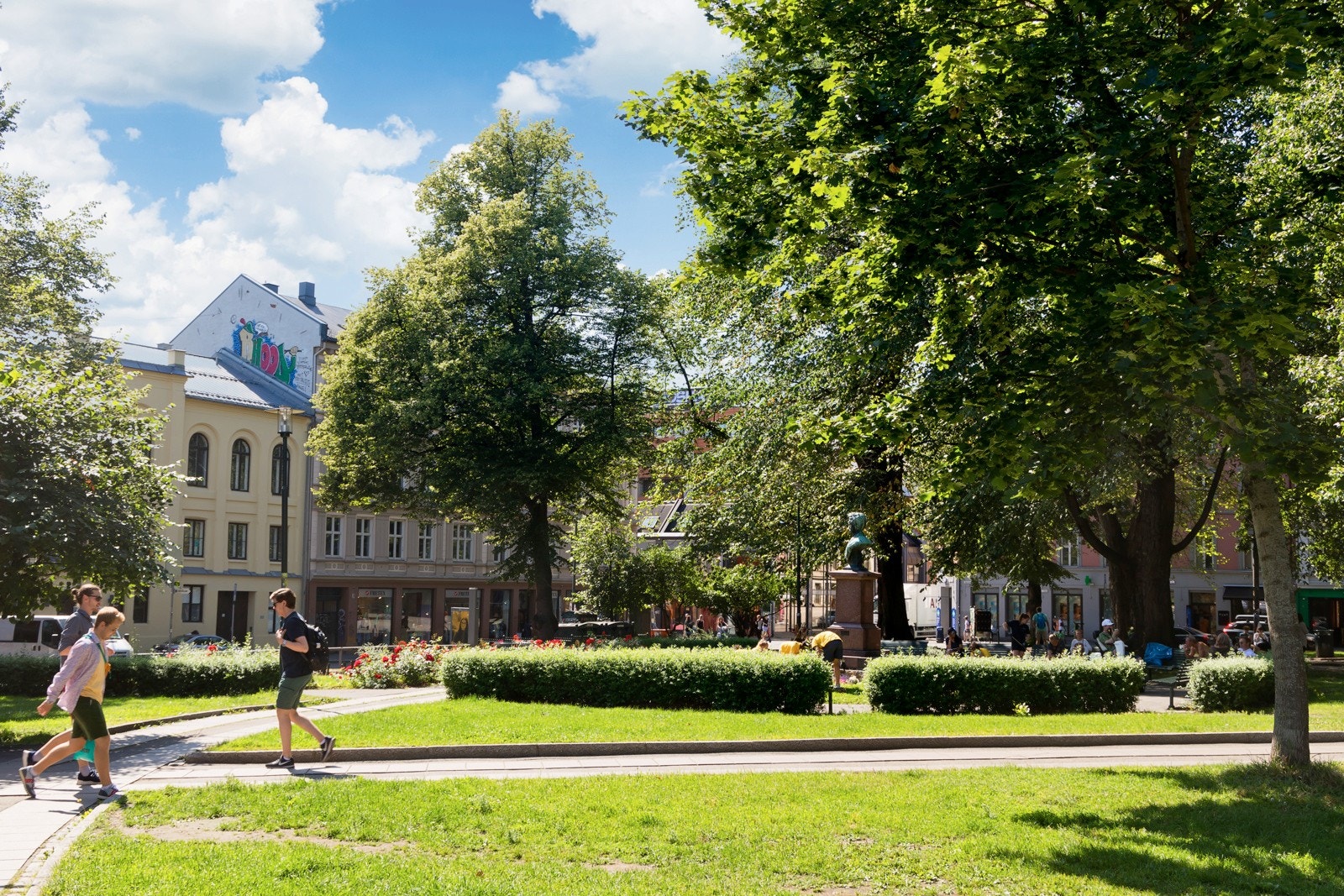Det er flere flotte parkområder som yrer av liv på sommeren. Galleribilde