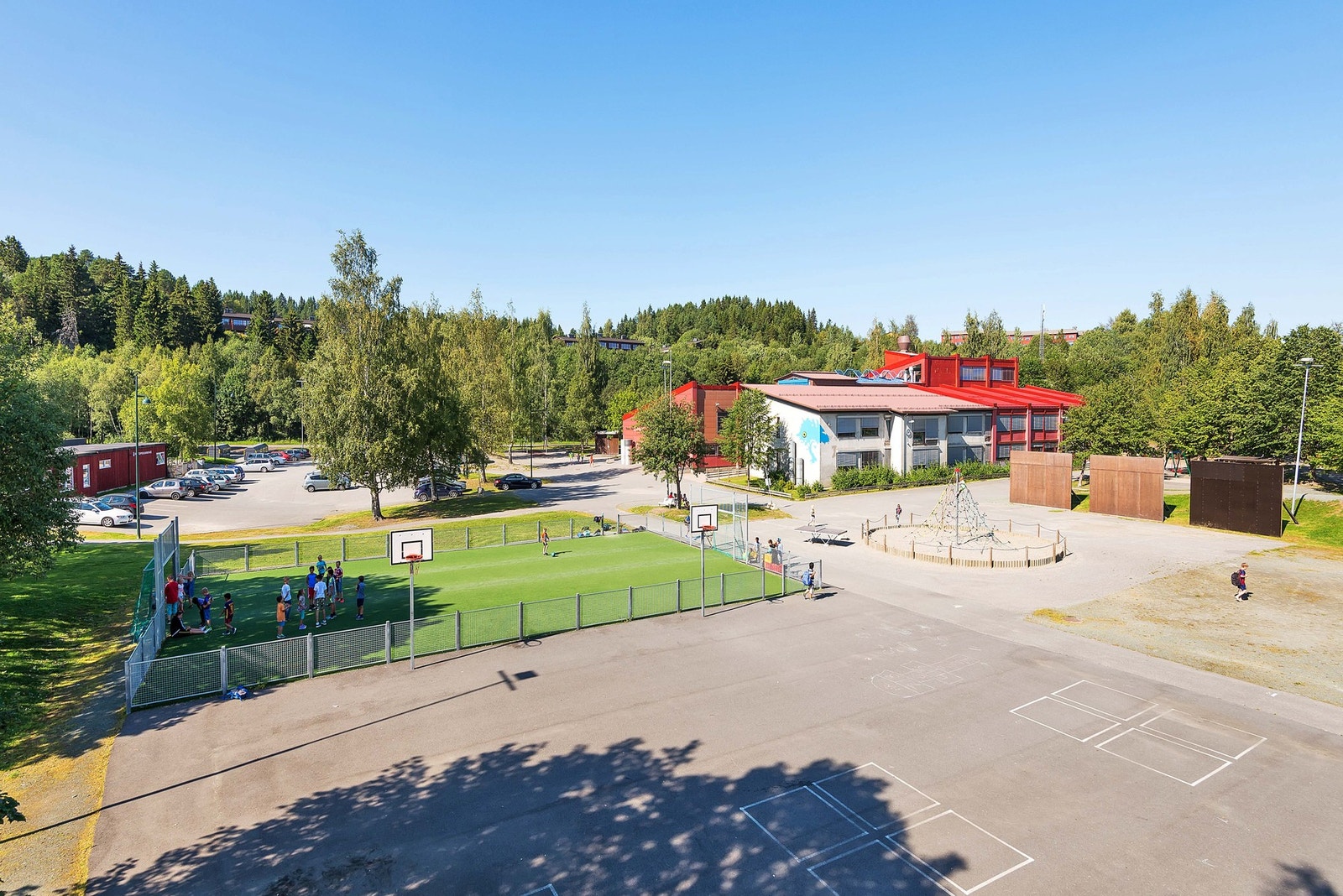 Gangavstand til Flatåsen skole, og Furutoppen barnehage fra boligen. Galleribilde