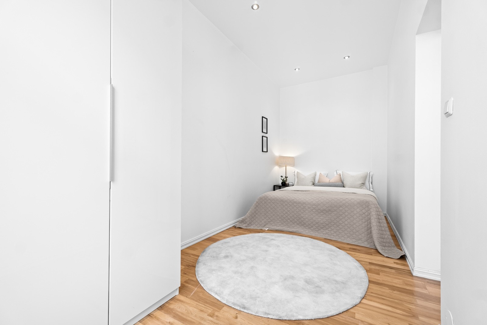 Soverom I med plass til dobbeltseng og nattbord. Galleribilde