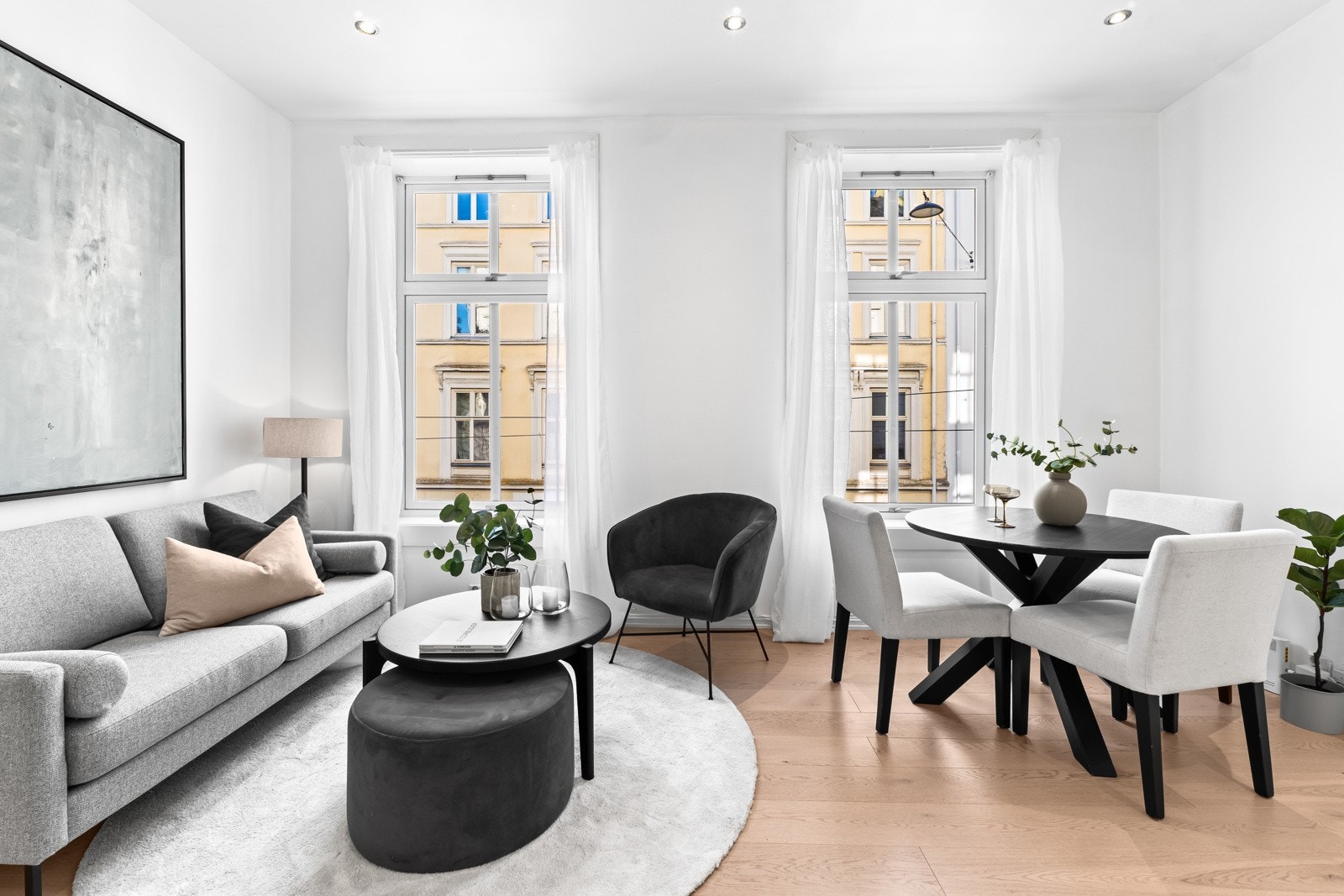 Generøs takhøyde på 2,85m i stuen og nyere klassiske vindusflater fra 2016 gir en luftig atmosfære. Galleribilde