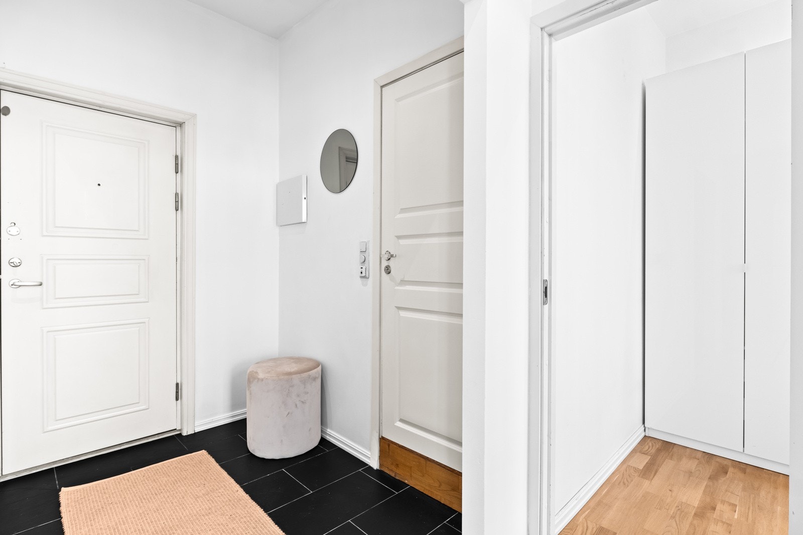 Brann-/og lydklassifisert entrédør (B30) men ny lås og kikkehull. Galleribilde