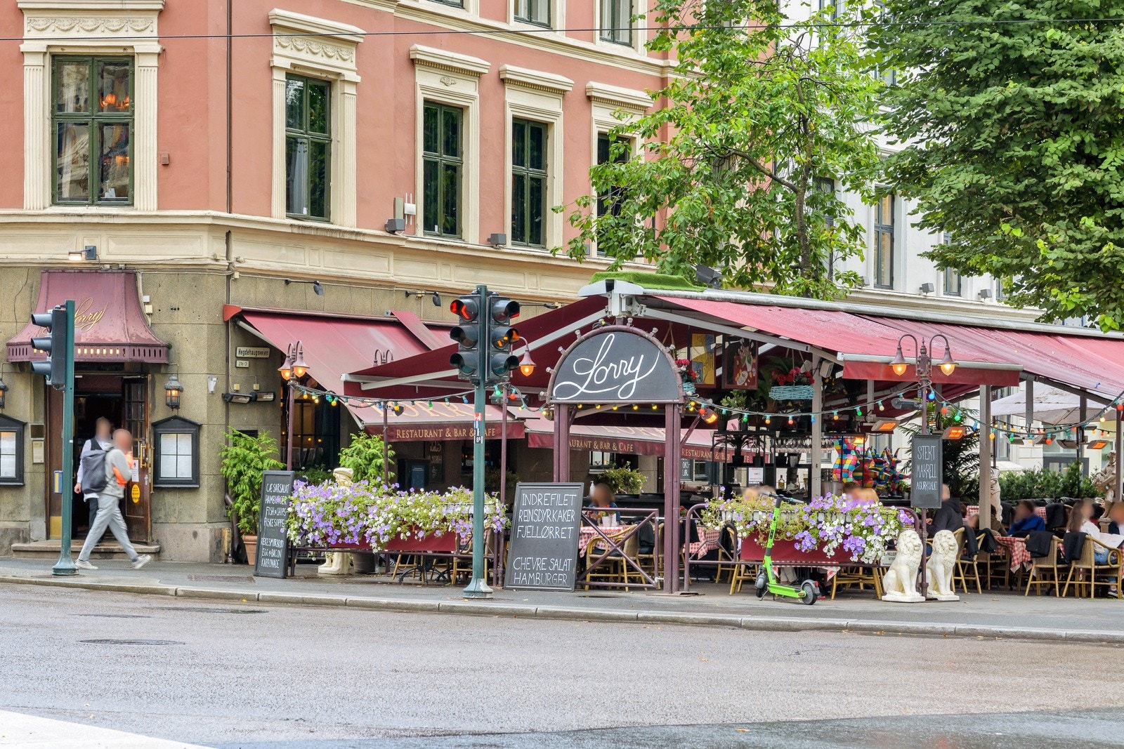 Velkjente Lorry finner du i nabogaten. Galleribilde