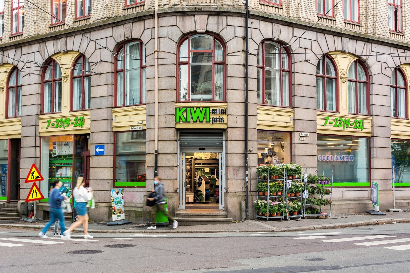 Dagligvarehandelen kan du f.eks. gjøre i Kiwi Parkveien, Rema1000 eller søndagsåpne Joker. Galleribilde