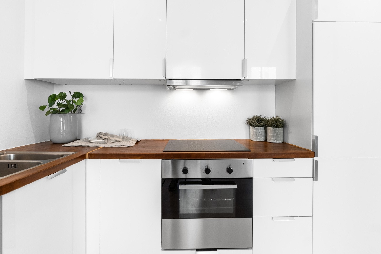 Integrerte stekeovn, platetopp(2024), oppvaskmaskin og kjøl/frys. Galleribilde