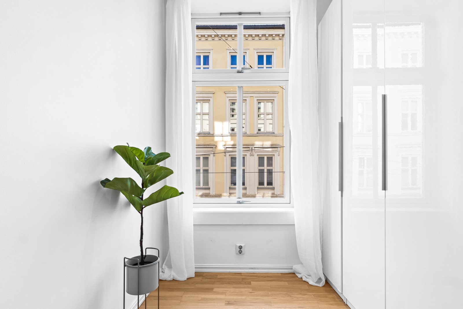 Gode oppbevaringsmuligheter i garderobeskapsrekke på soverom I. Galleribilde