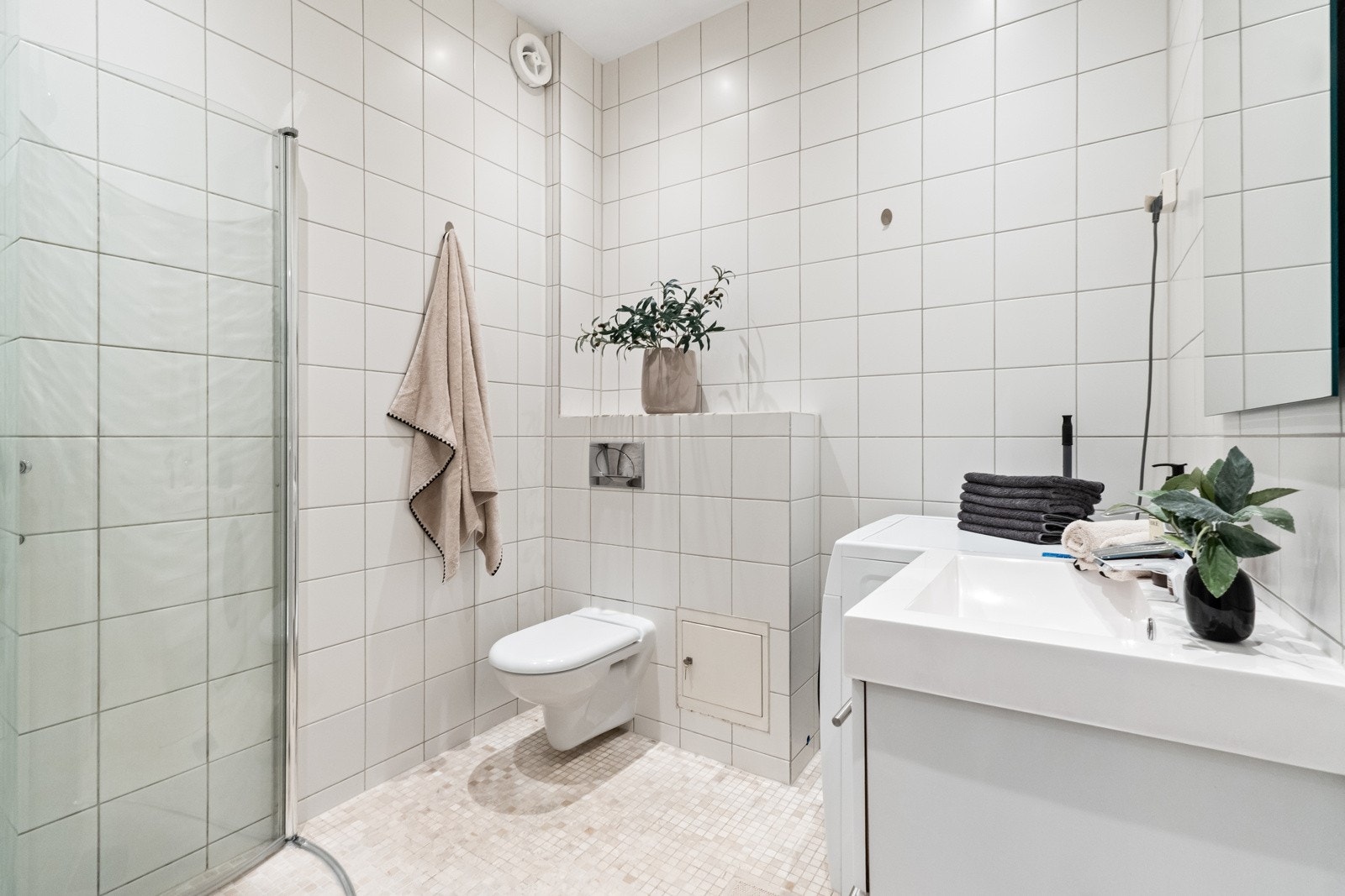 Tidløs innredning med heldekkende servant og servantskuffer under. Vegghengt toalett med skjult sisterne. God takhøyde på badet! Galleribilde