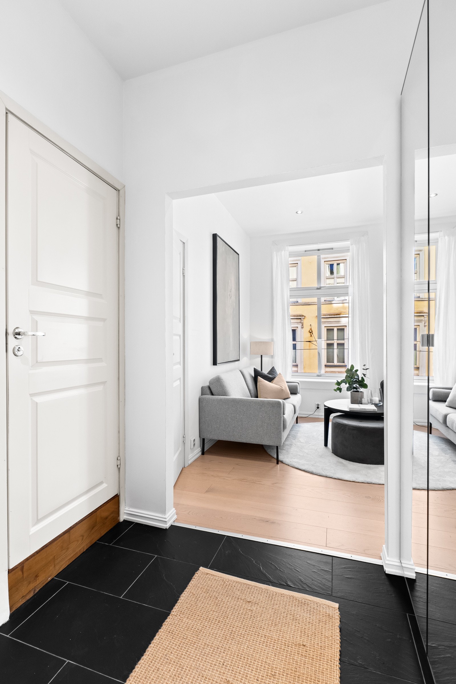 En hyggelig entré med garderobeskap med speilfronter. Galleribilde