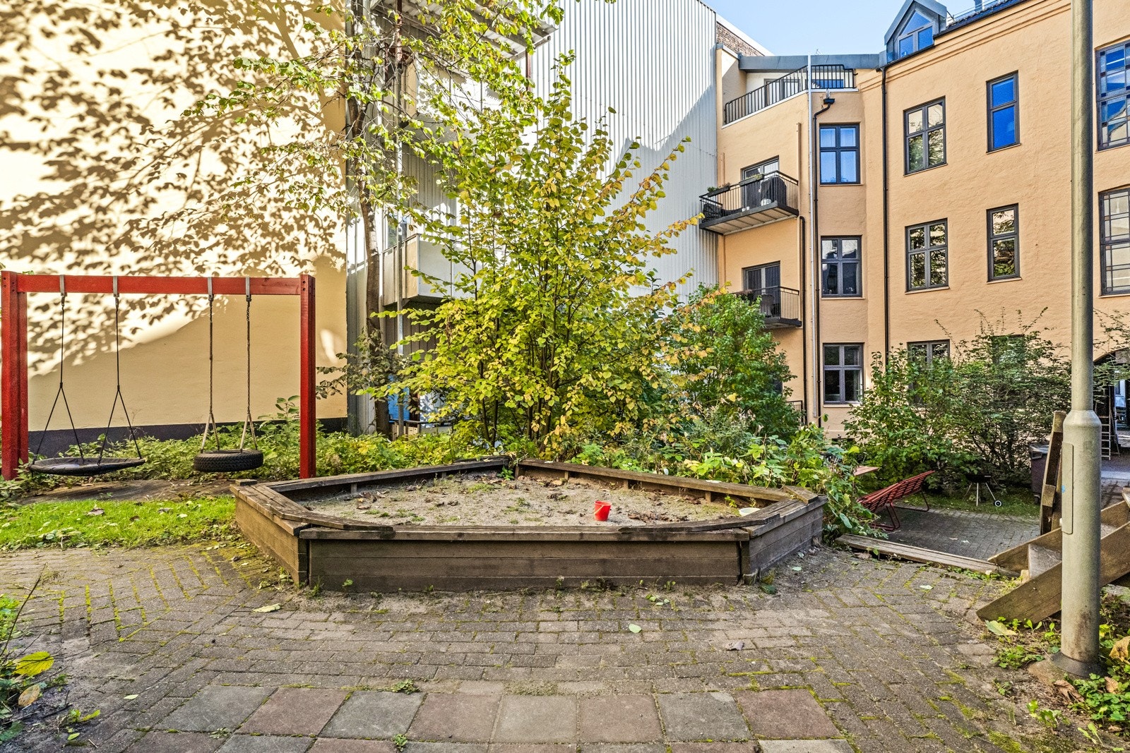 Lekeapparater for de minste. Stein og hellebelagte adkomstveier. Galleribilde