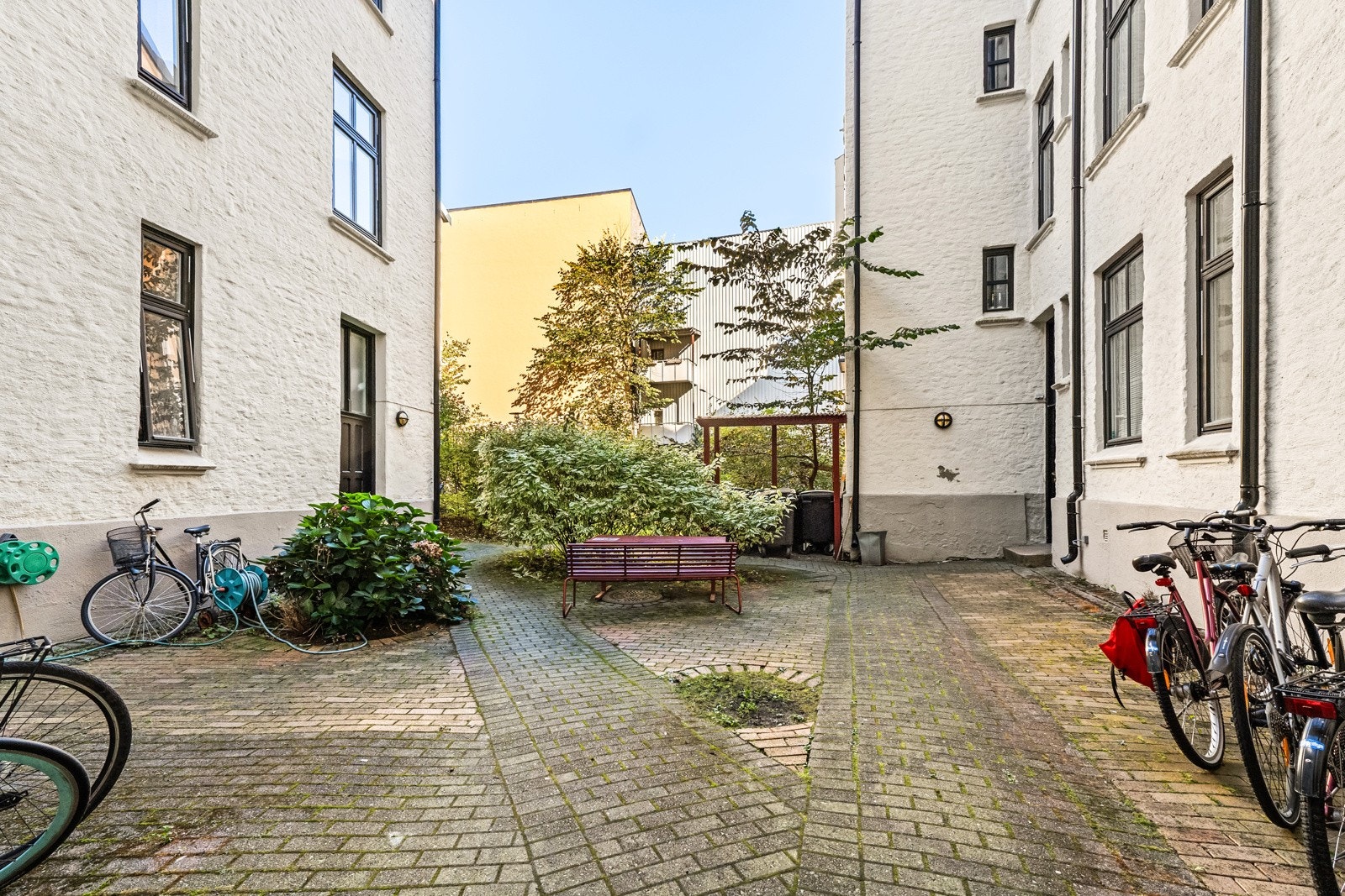 Indre gårdsrom med plass til sykkelparkering. Galleribilde