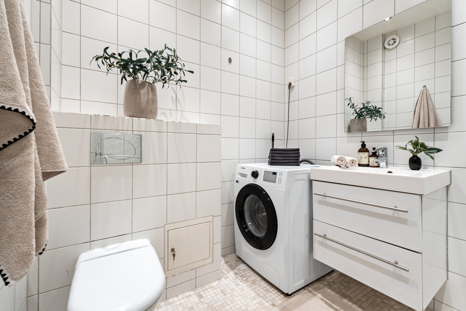 Delikat bad pusset opp i 2013 med opplegg for vaskemaskin. Vaskemaskin medfølger (ca. 7 mnd. gammel). Galleribilde