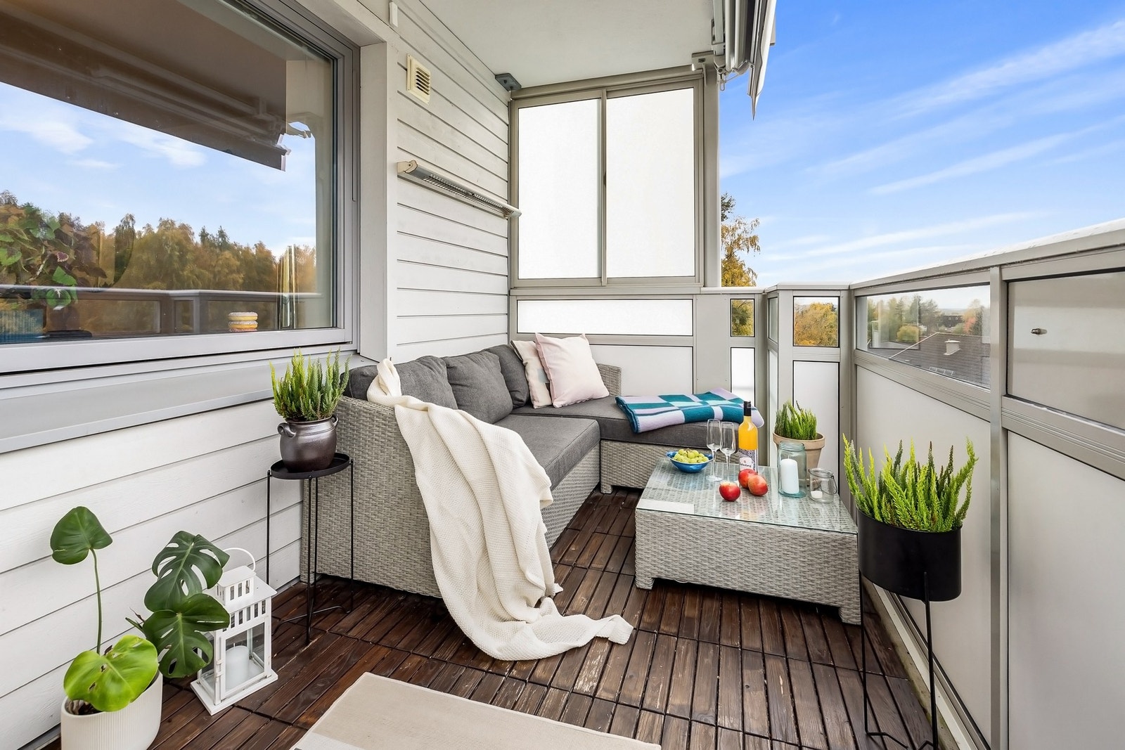 Balkongen har elektrisk markise og varmelampe som medfølger Galleribilde