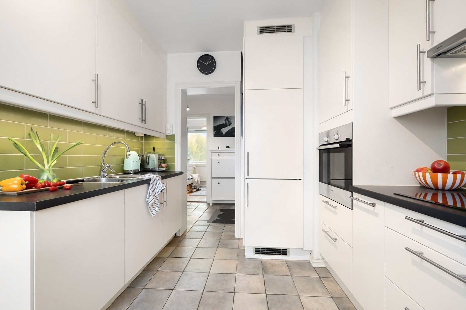 Lyst og tiltalende kjøkken Galleribilde