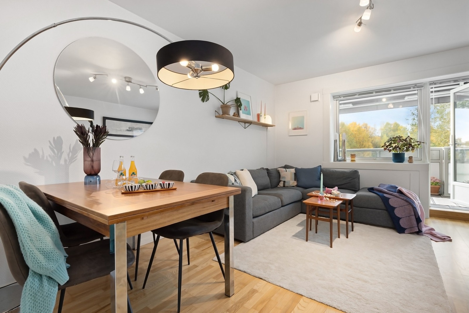 Her får du en herlig og lys sosial sone med god plass til både spisebord og sofagruppe Galleribilde