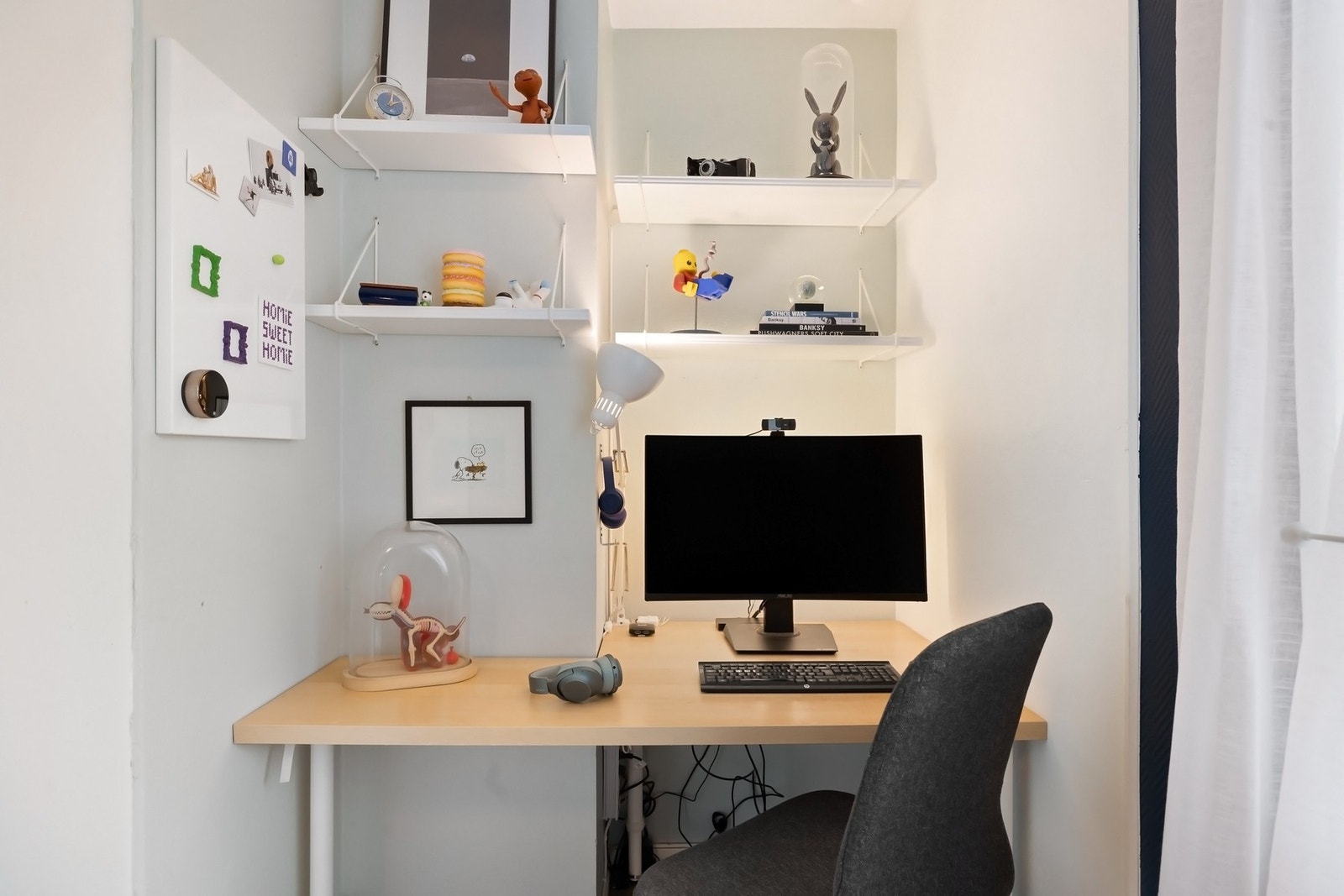 Smart kontorløsning i hjørnet på hovedsoverom Galleribilde