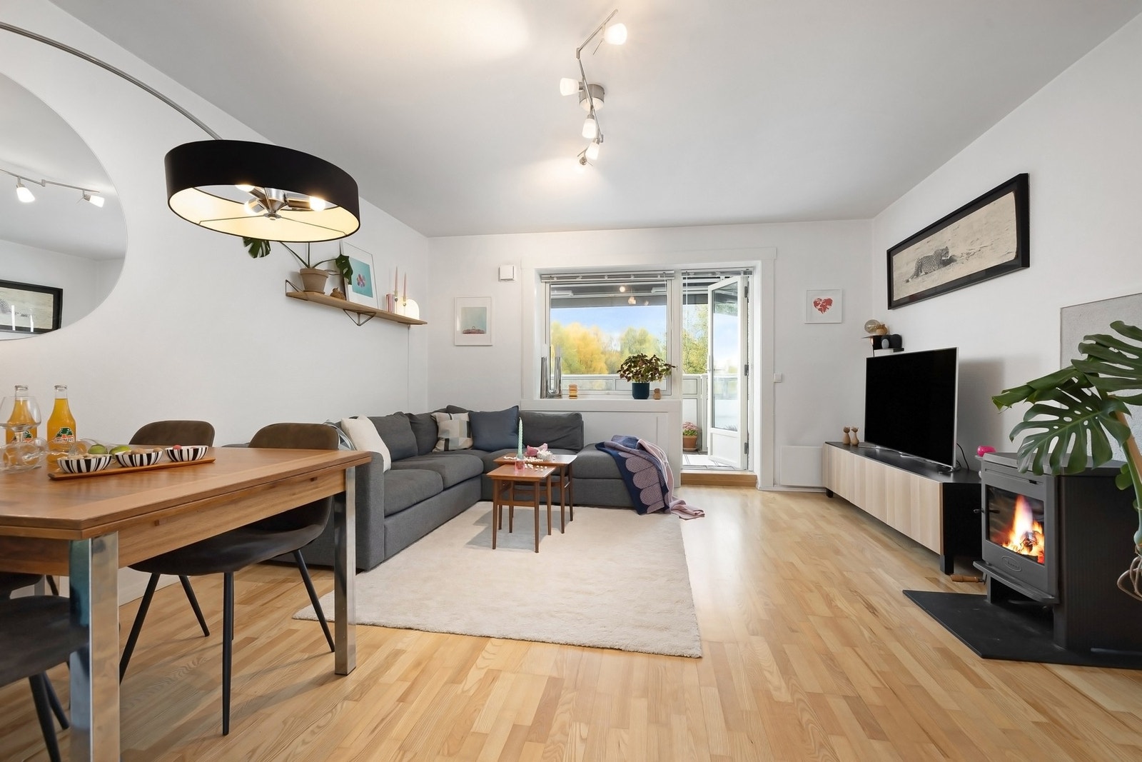 Herlig, lys og luftig stue med utgang til solrik balkong Galleribilde