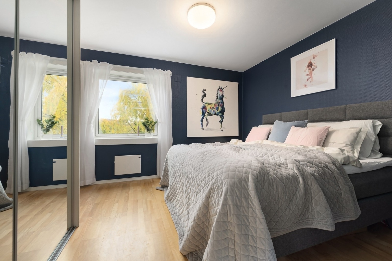 I 2020 ble det fjerne plassbygde skap og bygd kontorhjørne Galleribilde