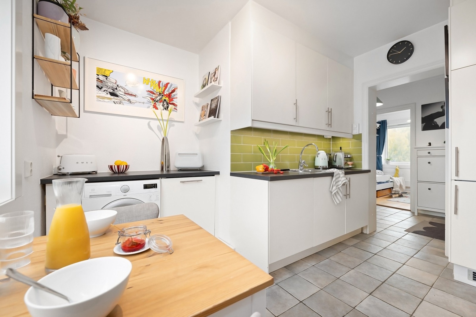 Integrert platetopp, komfyr,
kjøl/frys og oppvaskmaskin. Opplegg for vaskemaskin. Galleribilde