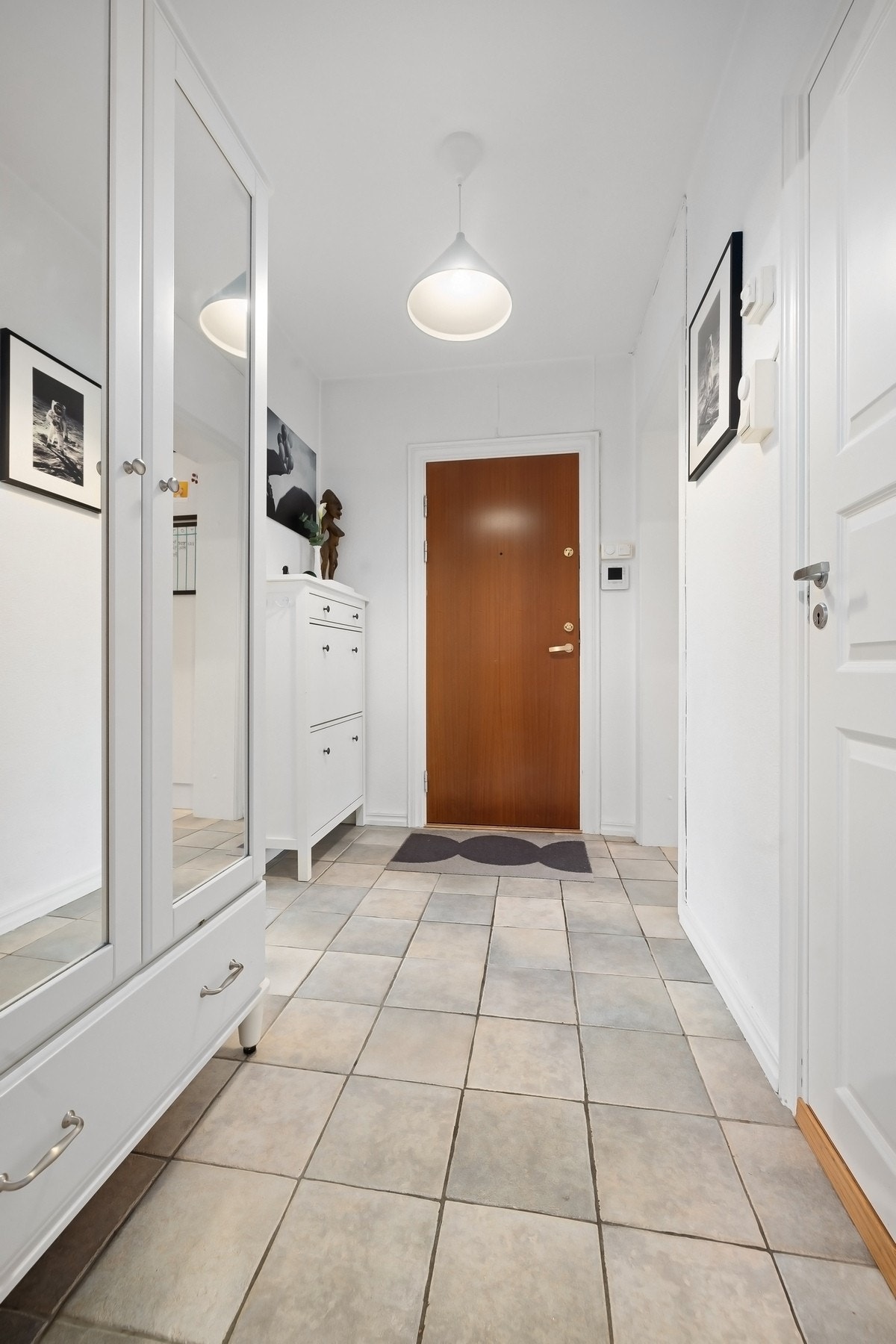 Gang med fliser på gulv med varmekabler Galleribilde