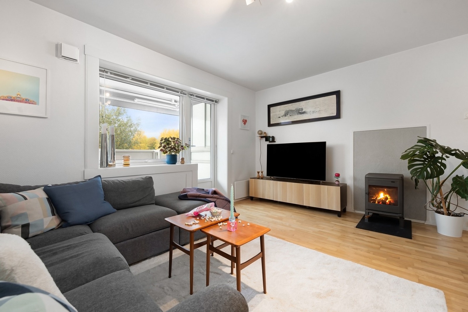 Stue med peis gir ekstra kos og varme på kalde høstkvelder Galleribilde