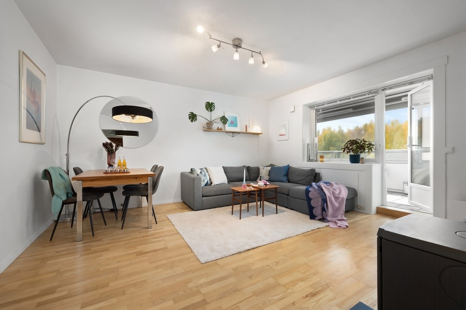 Stuen byr på gode innvendig lysforhold Galleribilde