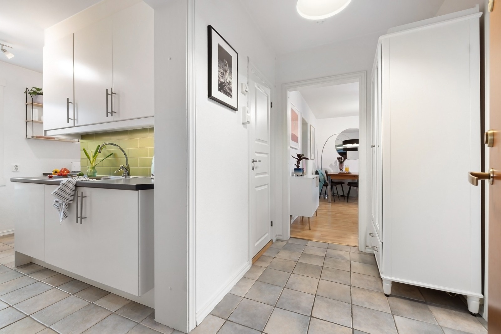 Eget kjøkken med svært god skap-/og benkeplass Galleribilde