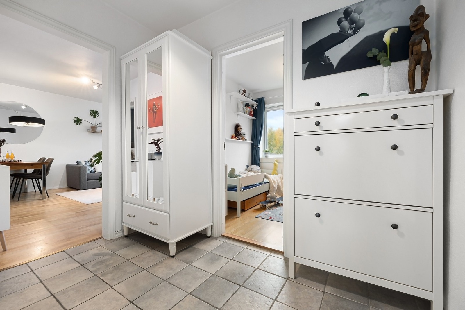 Entrè/gang med praktisk skoskap og garderobeskap som medfølger Galleribilde