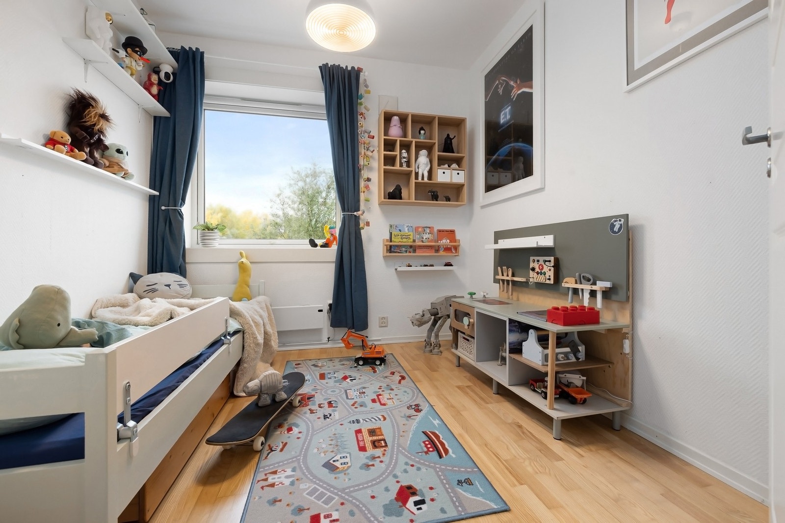 Soverom II byr på god størrelse og vegger og tak ble malt i 2021 Galleribilde