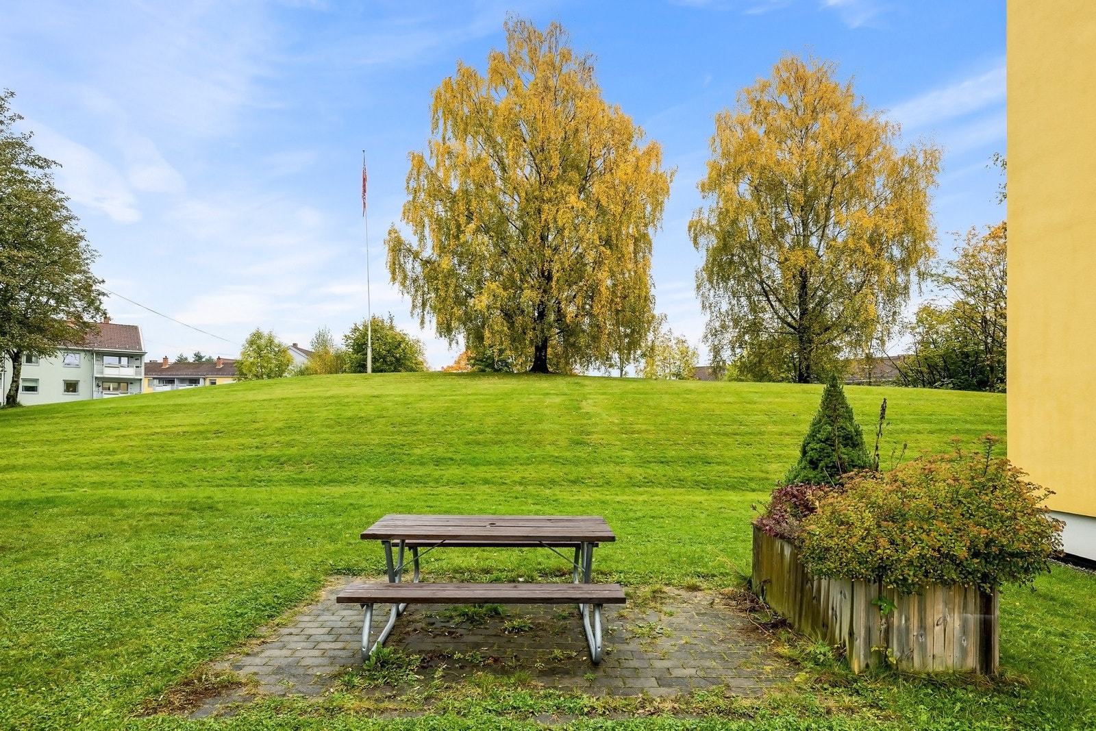 Pen opparbeidet fellesareal. Det er stor lekeplass og nærhet til fotball/basketballbane Galleribilde