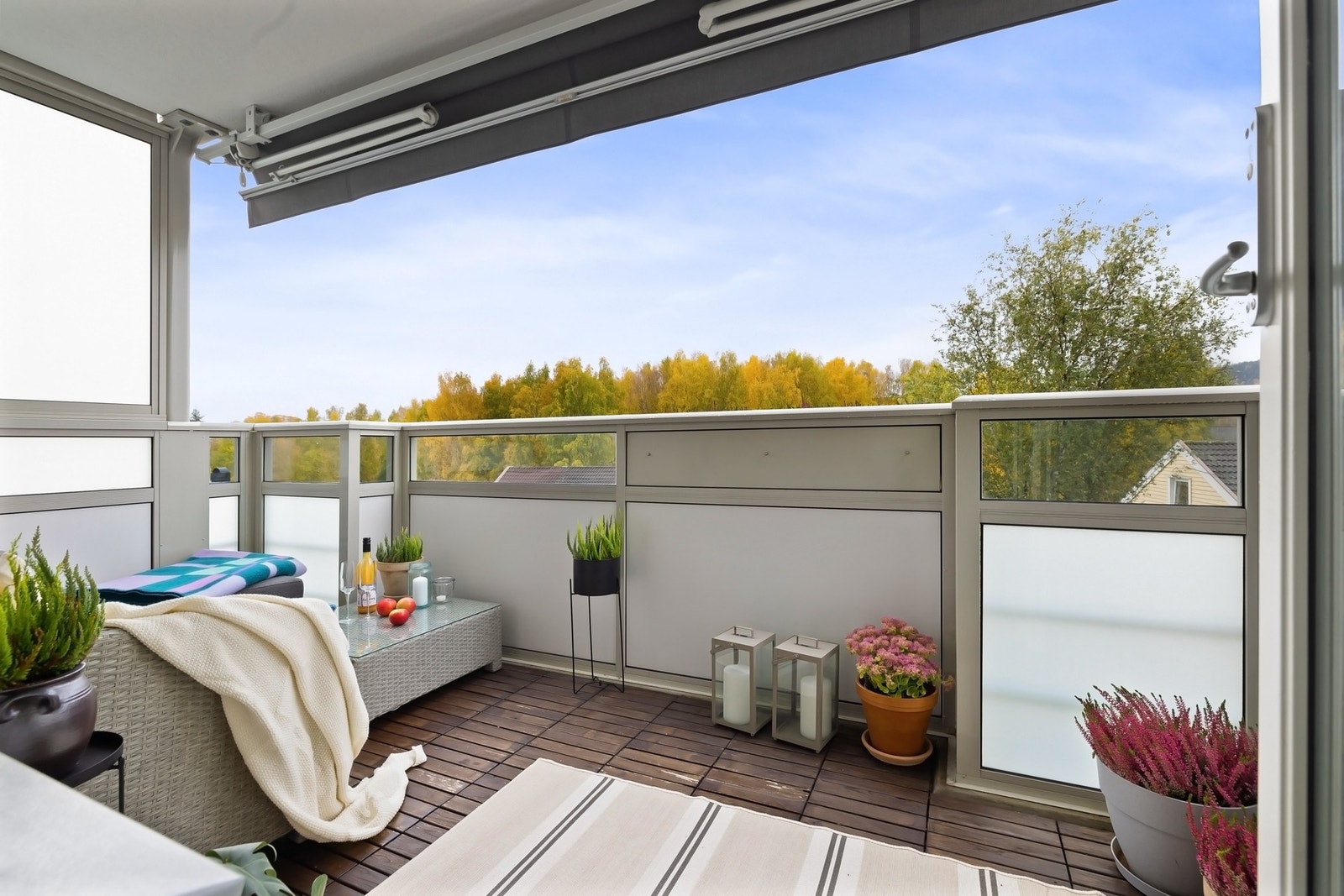 Balkongen byr på svært gode solforhold og hyggelig utsyn Galleribilde