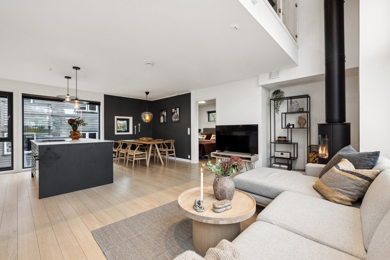 Stuen har enstavsparkett på gulv og malte veggflater. Galleribilde