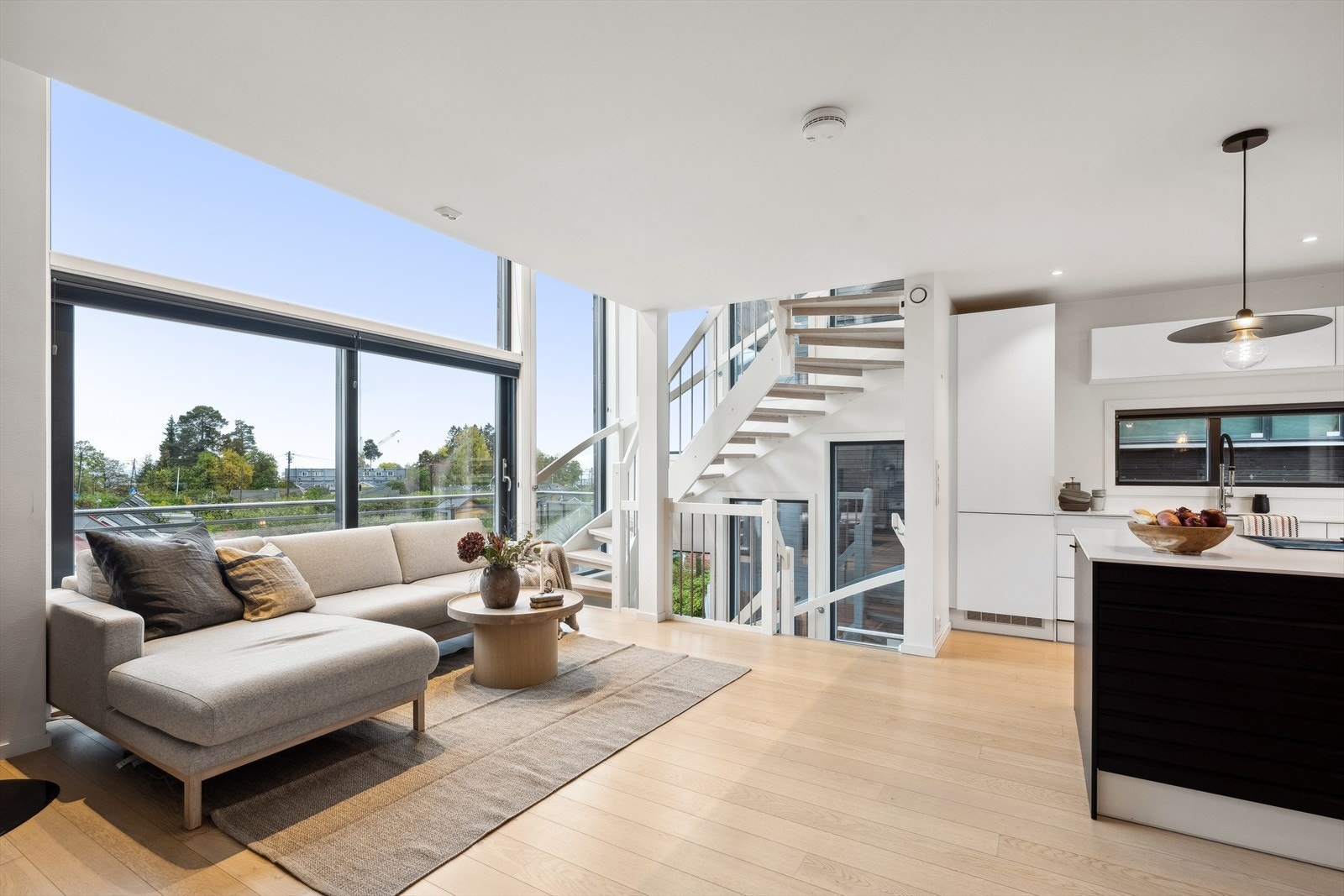 Det er oppgang til 3.etg fra stuen. Galleribilde