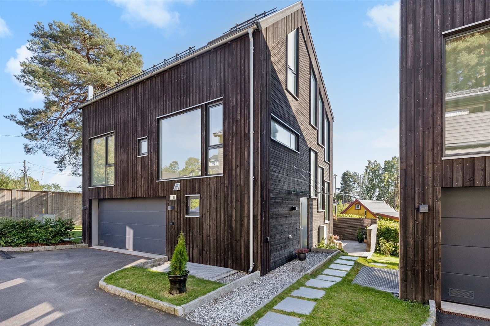 Sognsveien 110 a består av 4 etasjer med to innganger, og en praktisk dobbelgarasje. Galleribilde