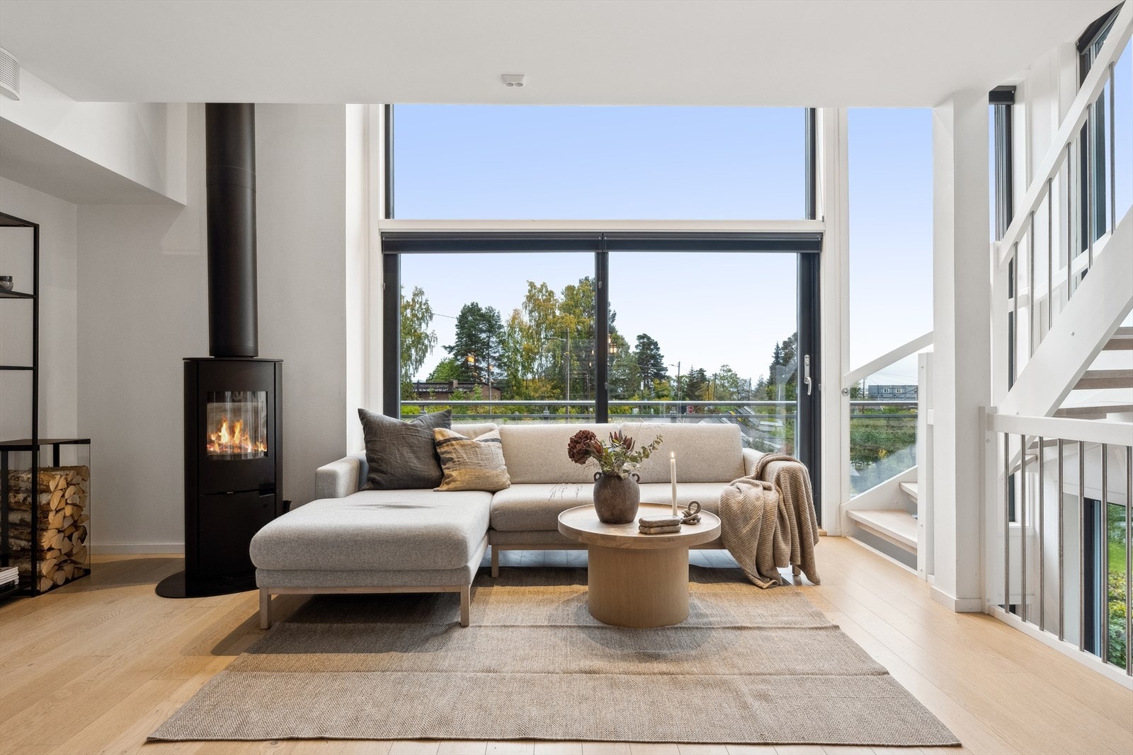 I stuen er det montert en hyggelig og moderne peisovn som luner godt på kalde vinterdager. Galleribilde