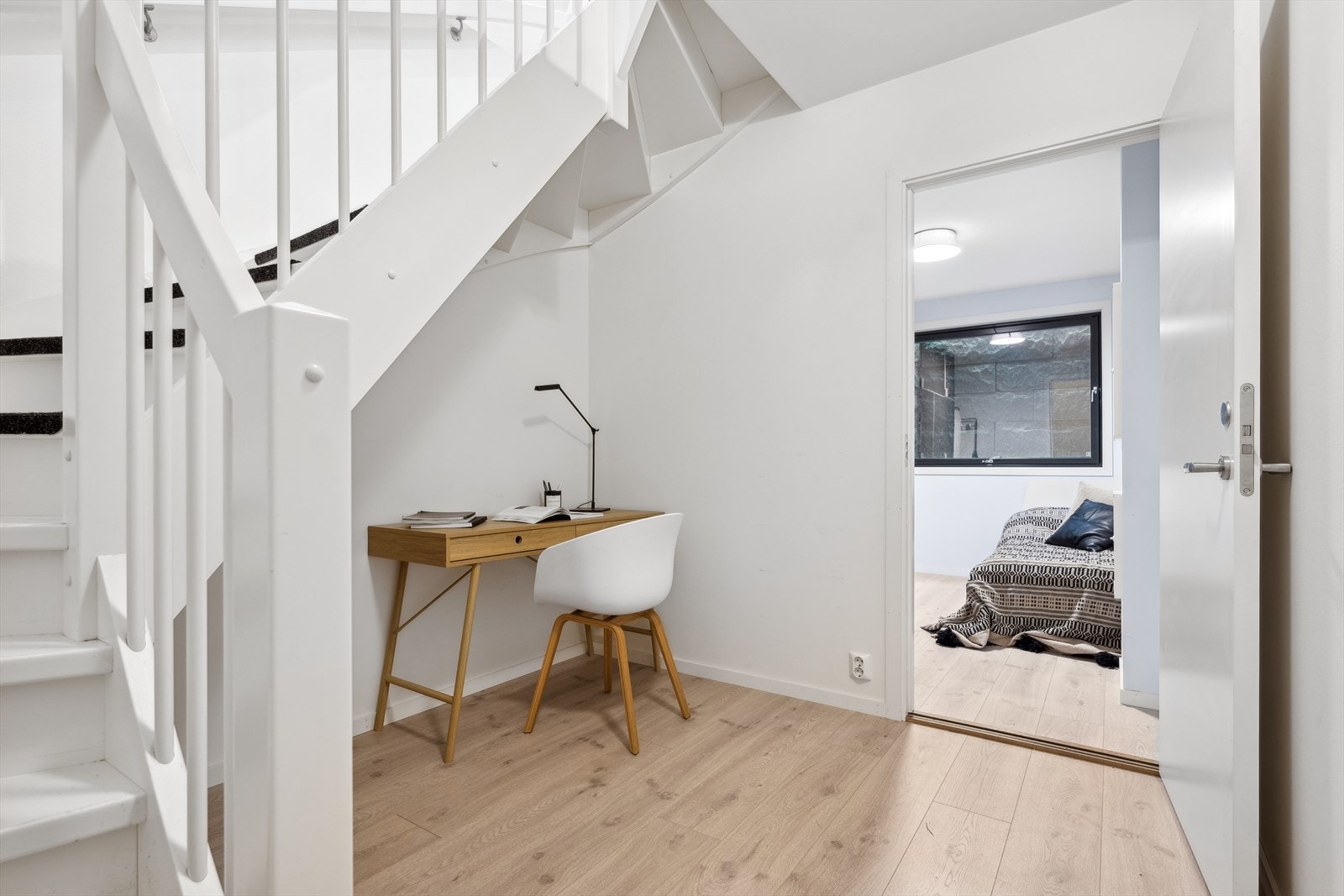 Selger har benyttet boden i u.etg som gjesterom. Under trappen er det avsatt plass til en prakstisk kontorplass. Galleribilde