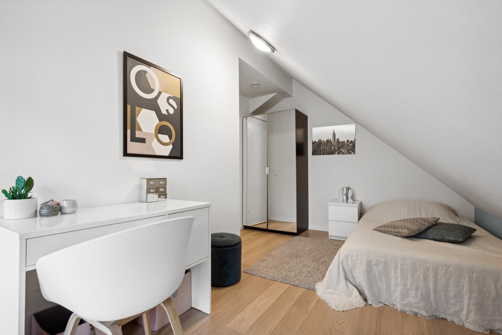 Soverom III med god plass til bred seng, skrivebord og garderobeskap. Galleribilde